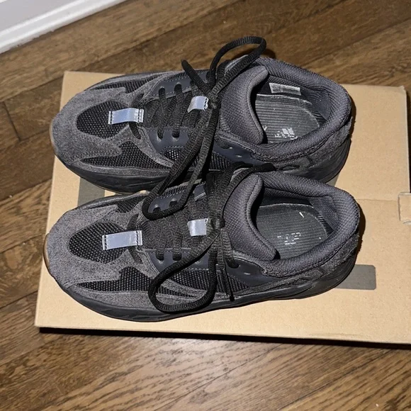 Yeezy Boost 700 - Picture 4 of 9